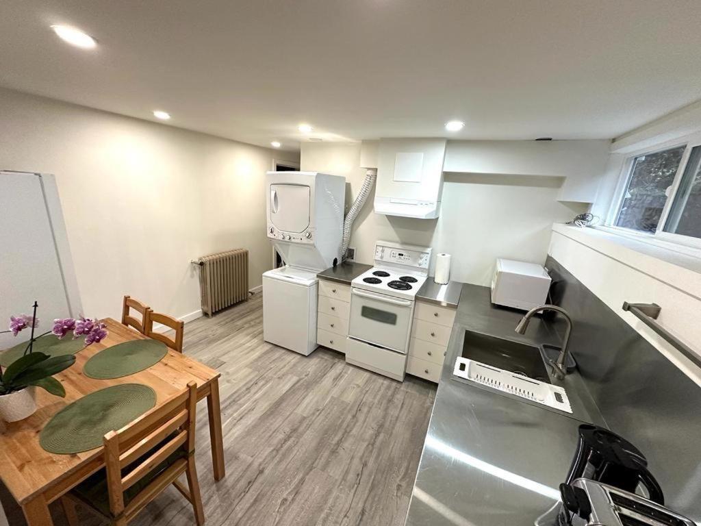 Cozy & Bright Home With Parking Victoria Bagian luar foto
