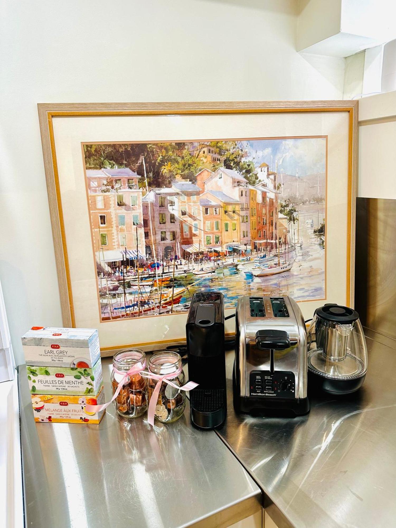 Cozy & Bright Home With Parking Victoria Bagian luar foto