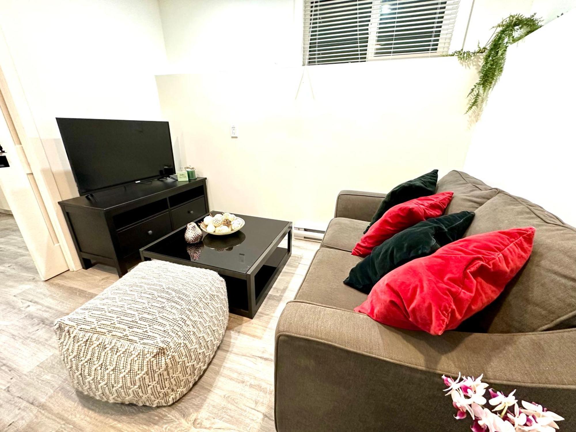 Cozy & Bright Home With Parking Victoria Bagian luar foto