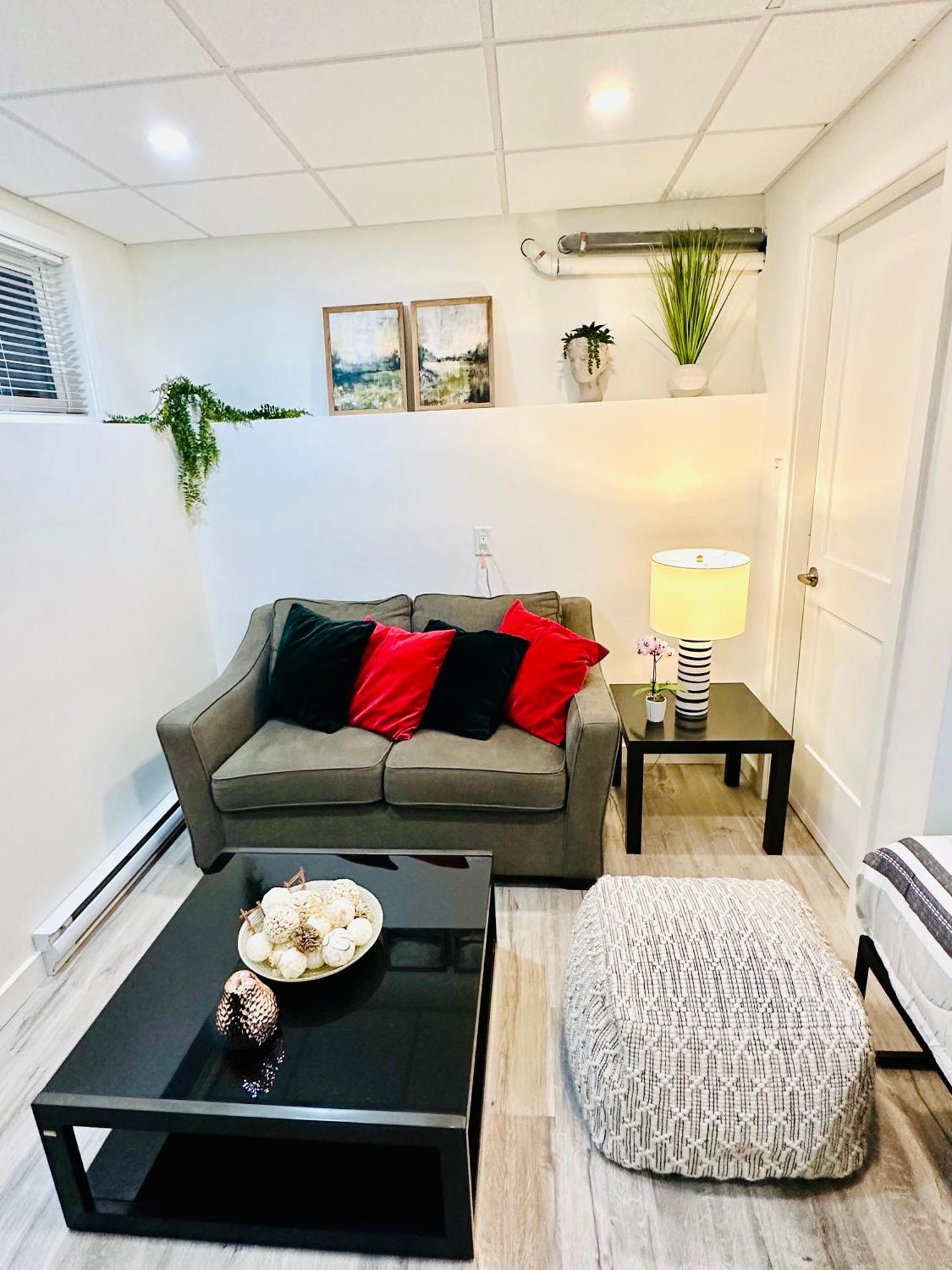 Cozy & Bright Home With Parking Victoria Bagian luar foto