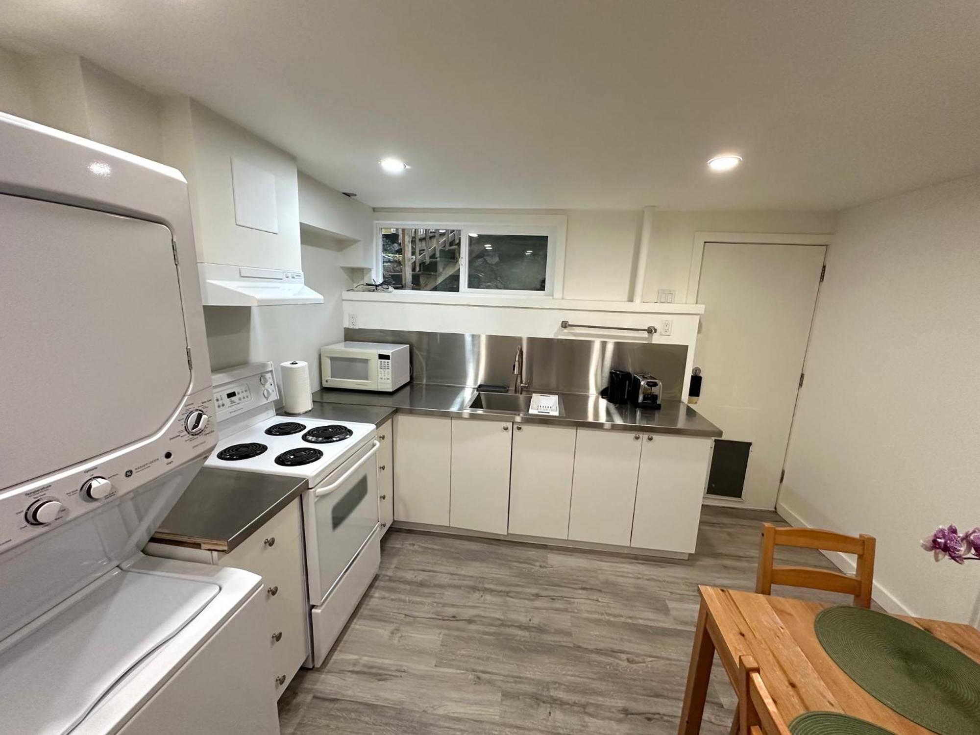 Cozy & Bright Home With Parking Victoria Bagian luar foto