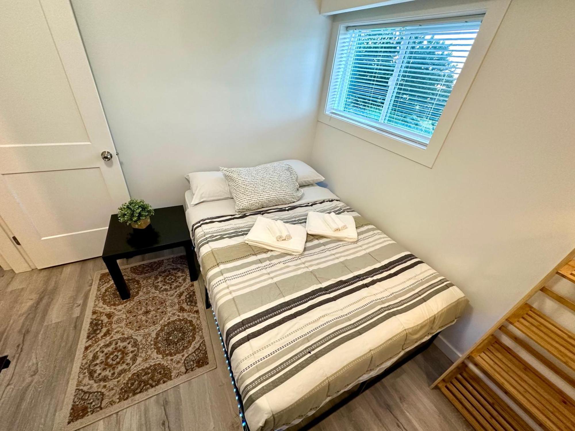 Cozy & Bright Home With Parking Victoria Bagian luar foto