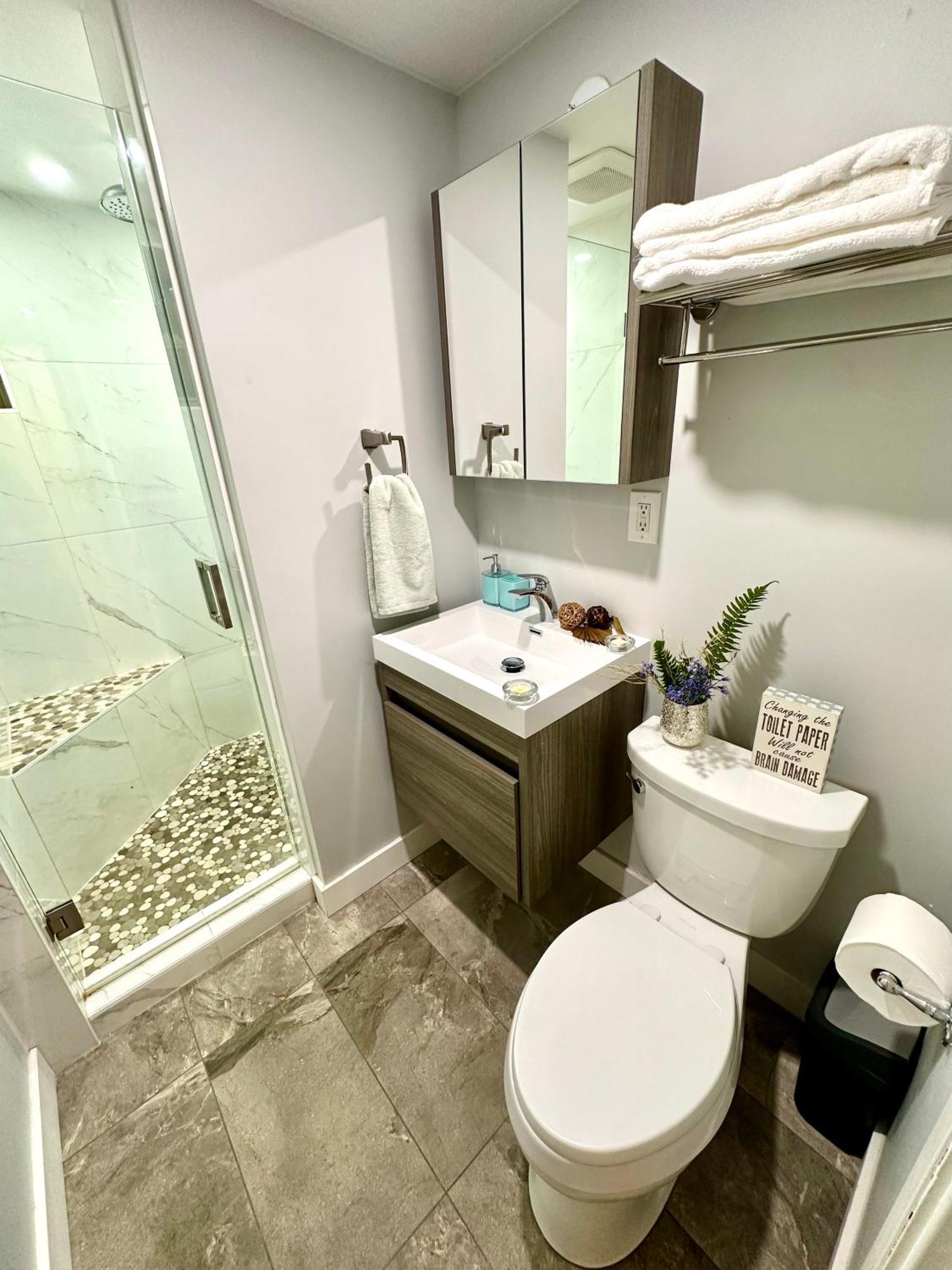 Cozy & Bright Home With Parking Victoria Bagian luar foto